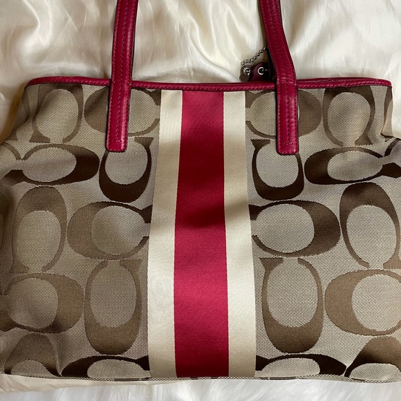 Coach Monogram Fabric Shoulder bag pink detail - Picture 4 of 6